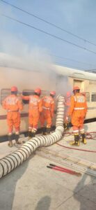 IMG-20231220-WA0188-138x300 पुणे रेल मंडल द्वारा आलंदी रेल्वे स्टेशन मे मॉक ड्रिल का आयोजन किया गया