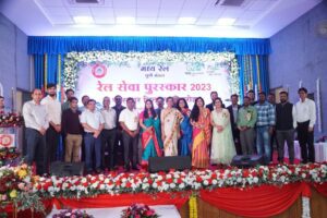 IMG-20231227-WA0116-300x200 उत्कृष्ट कार्यों के लिए पुणे रेल मंडल के कर्मचारी पुरस्कृत