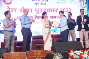 IMG-20231227-WA0117-300x200 उत्कृष्ट कार्यों के लिए पुणे रेल मंडल के कर्मचारी पुरस्कृत