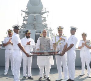 Rajnath-Imfal1-300x267 रक्षा मंत्री ने मुंबई में स्टील्थ गाइडेड मिसाइल विध्वंसक आईएनएस इंफाल को नौसेना में शामिल किया