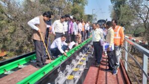 IMG-20240124-WA0113-300x169 महाप्रबंधक , मध्य रेल ने पुणे मंडल के कोल्हापुर-सातारा खंड का निरीक्षण किया
