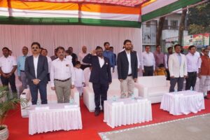 IMG-20240126-WA0568-300x200 मंडल रेल प्रबंधक, पुणे मंडल, मध्य रेल ने 75वें गणतंत्र दिवस के अवसर पर राष्ट्रीय ध्वज फहराया