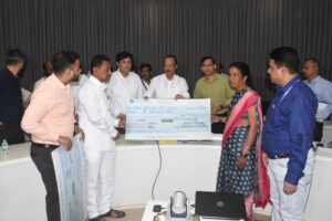 ३-1-300x200 उपमुख्यमंत्री अजीत पवार ने गन्ना श्रमिकों के वारिसों को वितरित किए चेक