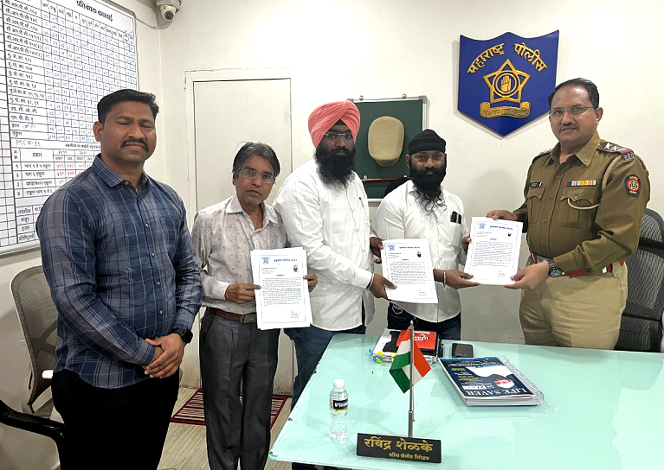 जीवरक्षक डॉ.बच्चूसिंह टाक व आजादसिंह टाक को हड़पसर पुलिस प्रशासन ने किया सम्मानित 1 Bachchu Tak