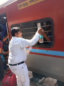 IMG-20240426-WA0094-226x300 पुणे रेलवे स्टेशन पर क्राउड मैनेजमेंट के अंतर्गत यात्रियों के लिए पेयजल का मुफ्त वितरण