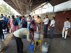 IMG-20240426-WA0095-300x225 पुणे रेलवे स्टेशन पर क्राउड मैनेजमेंट के अंतर्गत यात्रियों के लिए पेयजल का मुफ्त वितरण