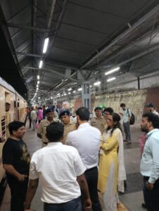 IMG-20240426-WA0096-226x300 पुणे रेलवे स्टेशन पर क्राउड मैनेजमेंट के अंतर्गत यात्रियों के लिए पेयजल का मुफ्त वितरण