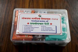 IMG-20240505-WA0243-300x200 मतदाताओं और चुनाव कर्मचारियों के स्वास्थ्य के लिए मतदान केंद्र पर मेडिकल किट की सुविधा