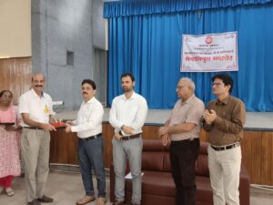 IMG-20240531-WA0115-300x225 रेल सेवा से सेवानिवृत्त हो रहे अधिकारियों और कर्मचारियों को अपर मंडल रेल प्रबंधक बी.के सिंह ने दी शुभकामनाएं