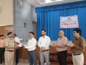 IMG-20240531-WA0116-300x225 रेल सेवा से सेवानिवृत्त हो रहे अधिकारियों और कर्मचारियों को अपर मंडल रेल प्रबंधक बी.के सिंह ने दी शुभकामनाएं