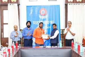 IMG-20240604-WA0116-300x200 पुणे मंडल के 2 कर्मचारी सहत मध्य रेल के 11 कर्मचारियों को महाप्रबंधक का संरक्षा पुरस्कार
