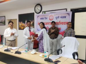 IMG-20240614-WA0123-300x225 मध्य रेल के पुणे मंडल पर मंडल राजभाषा कार्यान्वयन समिति की 103वीं बैठक संपन्न