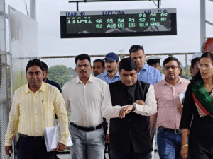 D9F2F632-E77A-413B-978A-5E064AE4FB0B-300x225 मध्य रेल के महाप्रबंधक ने साईनगर शिर्डी स्टेशन का किया निरीक्षण