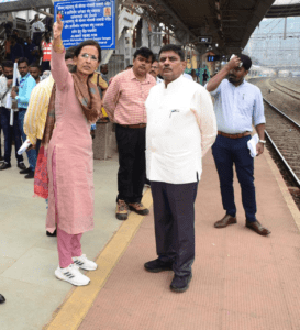 6ADAAB57-B468-41E8-9FFD-3923A5D4FF00-273x300 महाप्रबंधक ने पुणे मंडल के पुणे-चिंचवड़ खंड का व्यापक निरीक्षण किया