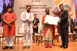 H20240820164522-300x200 राष्ट्रपति द्रौपदी मुर्मु ने राष्ट्रीय भूविज्ञान पुरस्कार प्रदान किये