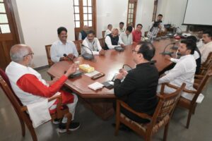 १-1-300x200 राज्यपाल सी. पी. राधाकृष्णन द्वारा विभिन्न राजनीतिक दलों के प्रमुख नेताओं, जनप्रतिनिधियों, वरिष्ठ प्रशासनिक अधिकारियों के साथ जिले के विभिन्न विकास मुद्दों पर चर्चा