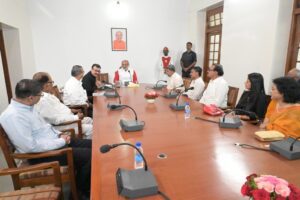१-3-300x200 राज्यपाल सी. पी. राधाकृष्णन द्वारा विभिन्न राजनीतिक दलों के प्रमुख नेताओं, जनप्रतिनिधियों, वरिष्ठ प्रशासनिक अधिकारियों के साथ जिले के विभिन्न विकास मुद्दों पर चर्चा