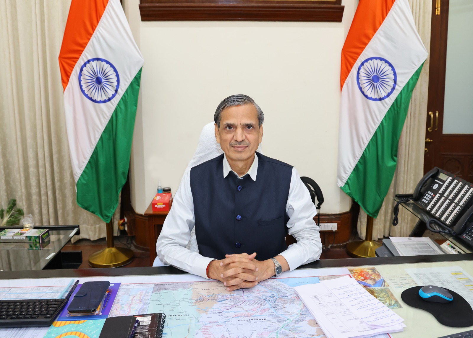 धर्म वीर मीना ने आज मध्य रेल के महाप्रबंधक का पदभार संभाला 1 IMG-20240901-WA0464