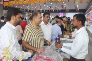 IMG-20240915-WA0560-300x200 ‘उमिया मोबाइल शॉपी’ का पहला भव्य शोरूम आकर्षक ऑफर के साथ हड़पसर में उद्घाटित