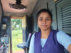 IMG-20240918-WA0391-300x225 वंदे भारत एक्सप्रेस को चलाना गर्व की बात : ऋतिका तिर्की, सहायक लोको पालयट