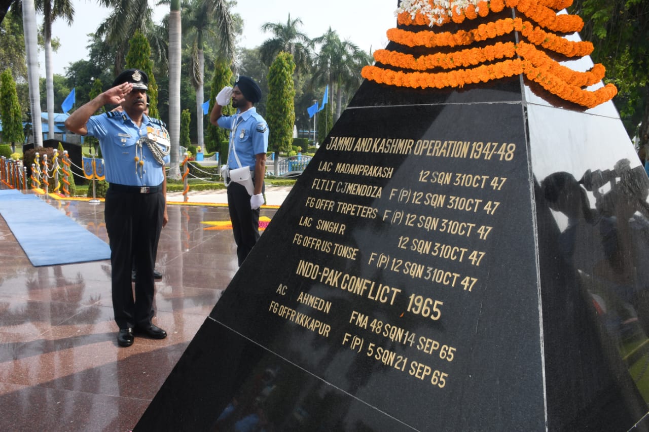 एयर मार्शल आशुतोष दीक्षित ने मध्य वायु कमान के एओसी-इन-सी का पदभार संभाला 1 Photo6(2)7W18