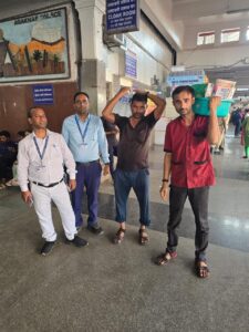IMG-20241016-WA0367-225x300 पुणे मंडल में ट्रेनों और स्टेशनों पर अनधिकृत फेरीवालों के खिलाफ अभियान