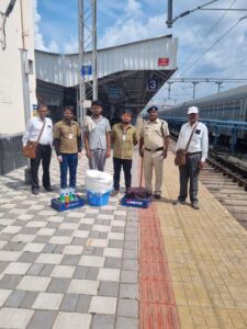 IMG-20241016-WA0369-225x300 पुणे मंडल में ट्रेनों और स्टेशनों पर अनधिकृत फेरीवालों के खिलाफ अभियान