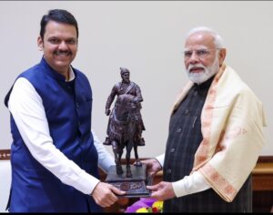 मा.मुख्यमंत्री-यांचा-दिल्ली-दौरा-1-1-300x236 मुख्यमंत्री देवेंद्र फडणवीस ने पांच अलग-अलग मूर्तियां देकर प्रस्तुत किया महाराष्ट्र की संस्कृति का दर्शन!