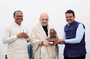 मा.मुख्यमंत्री-यांचा-दिल्ली-दौरा-1-2-300x198 मुख्यमंत्री देवेंद्र फडणवीस ने पांच अलग-अलग मूर्तियां देकर प्रस्तुत किया महाराष्ट्र की संस्कृति का दर्शन!