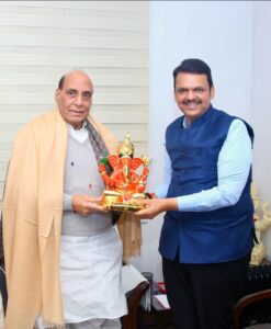 मा.मुख्यमंत्री-यांचा-दिल्ली-दौरा-1-3-247x300 मुख्यमंत्री देवेंद्र फडणवीस ने पांच अलग-अलग मूर्तियां देकर प्रस्तुत किया महाराष्ट्र की संस्कृति का दर्शन!