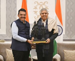 मा.मुख्यमंत्री-यांचा-दिल्ली-दौरा-2-300x246 मुख्यमंत्री देवेंद्र फडणवीस ने पांच अलग-अलग मूर्तियां देकर प्रस्तुत किया महाराष्ट्र की संस्कृति का दर्शन!