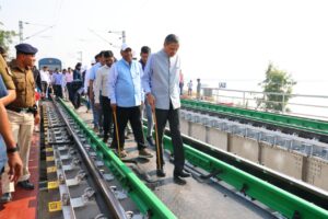 6ad523f2-70d4-4765-86e7-a2613db0abd9-300x200 मध्य रेल के महाप्रबंधक ने सोलापुर मंडल के दौंड-सोलापुर खंड का निरीक्षण किया