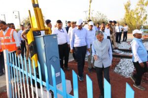 962e3d37-e64a-430c-8e26-1ca218c0b2c4-300x200 मध्य रेल के महाप्रबंधक ने सोलापुर मंडल के दौंड-सोलापुर खंड का निरीक्षण किया