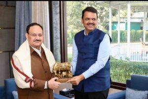 PHOTO-2024-12-12-16-10-52-300x200 मुख्यमंत्री देवेंद्र फडणवीस ने पांच अलग-अलग मूर्तियां देकर प्रस्तुत किया महाराष्ट्र की संस्कृति का दर्शन!