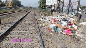 ccf12e28-0845-4bad-82eb-9c801cf74662-300x169 रेलवे ट्रैक पर कचरा फेंकने से ट्रेनों के लिए खतरनाक स्थिति
