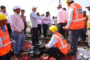f930f688-5459-448d-ad4d-e5b7bb5e4880-300x200 मध्य रेल के महाप्रबंधक ने सोलापुर मंडल के दौंड-सोलापुर खंड का निरीक्षण किया
