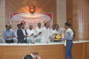 मंत्रालय-आणि-विधीमंडळ-वार्ताहर-संघाचे-पत्रकारिता-पुरस्कार-प्रदान-2-300x200 मीडिया को समाचारों को सनसनीखेज रूप देने से बचना चाहिए : उपमुख्यमंत्री अजित पवार