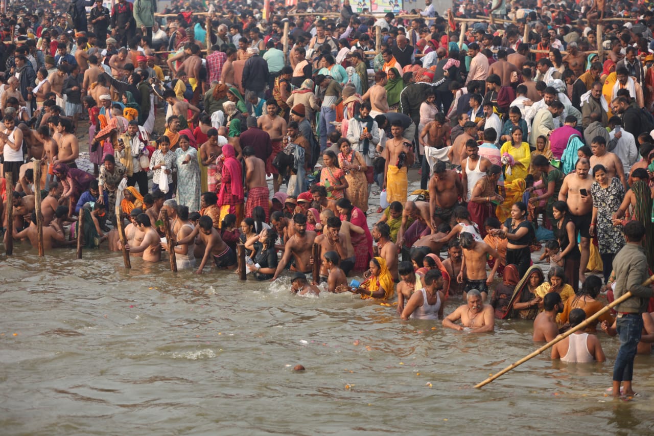 महाकुम्भ 2025 में मौनी अमावस्या के अवसर पर दूसरा अमृत स्नान संपन्न, करोड़ो श्रद्धालुओं ने संगम में किया अमृत स्नान 1 1UXCB