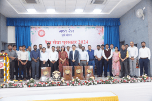 23161263-E3B3-4FEB-BC16-116F1BF53451-300x200 मंडल रेल प्रबंधक पुणे मंडल ने 69वें  रेल सेवा पुरस्कार प्रदान किए