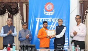 IMG-20250114-WA0791-300x174 पुणे मंडल के 2 कर्मचारियों सहित मध्य रेल के 12 कर्मचारियों को महाप्रबंधक संरक्षा पुरस्कार से किया गया सम्मानित
