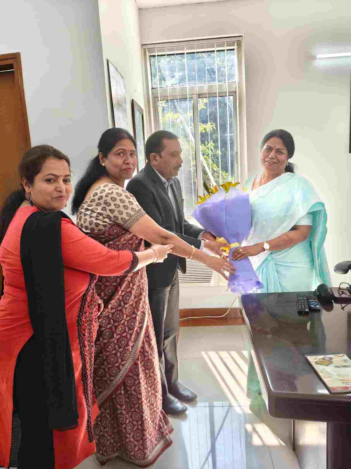 निवासी आयुक्त पदाचा कार्यभार आर. विमला यांनी स्वीकारला 3