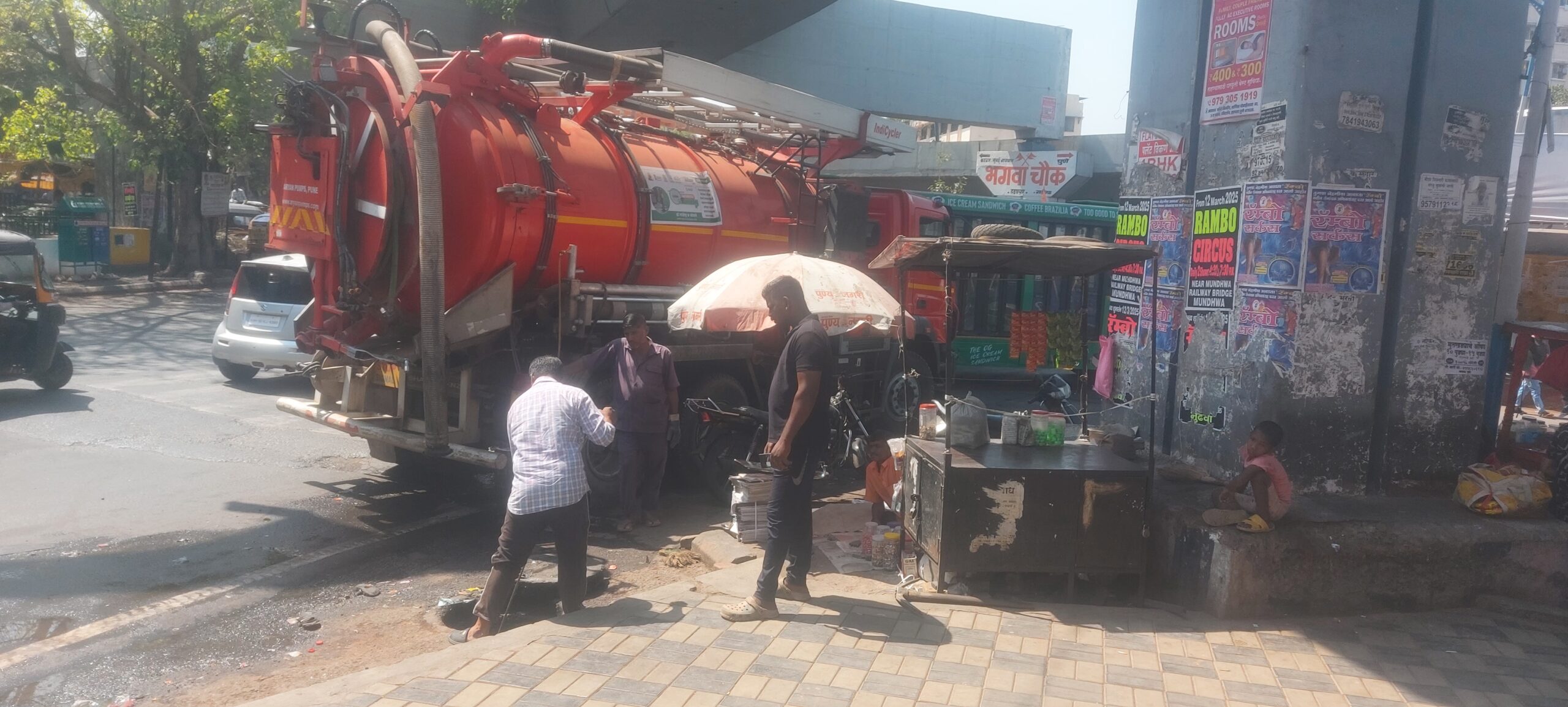 हड़पसर गाड़ीतल बस स्टैंड पर बह रहे दुर्गंधयुक्त पानी से यात्रियों को मिली राहत 1 20250321_111041