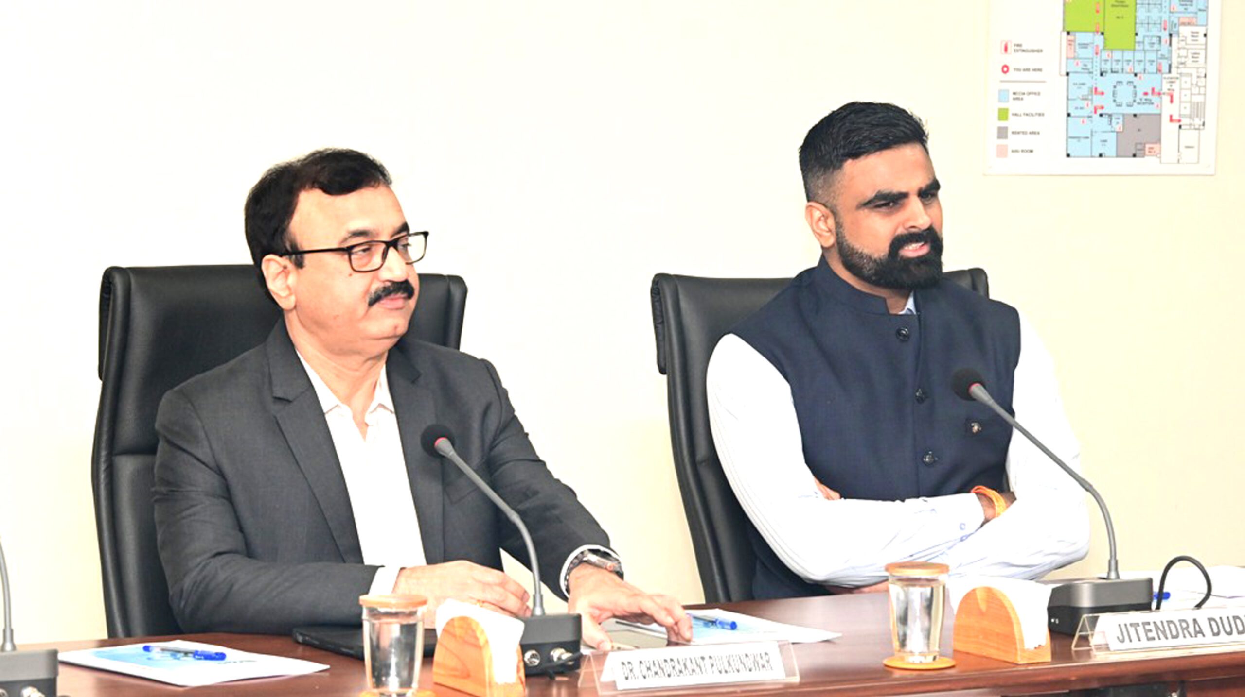 पुणे जिले में अधिक से अधिक और विभिन्न क्षेत्रों में उद्योगों को लाने के लिए प्रशासन निश्चित रूप से प्रयास करेगा : विभागीय आयुक्त डॉ.चंद्रकांत पुलकुंडवार 1 Ayukt