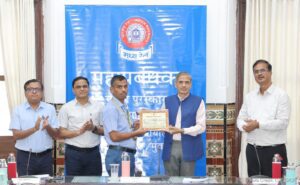 IMG-20250304-WA0474-300x185 महाप्रबंधक, मध्य रेल द्वारा 11 कर्मचारियों को किया गया संरक्षा पुरस्कार से सम्मानित