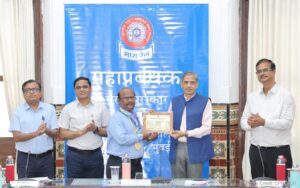 IMG-20250304-WA0477-300x188 महाप्रबंधक, मध्य रेल द्वारा 11 कर्मचारियों को किया गया संरक्षा पुरस्कार से सम्मानित