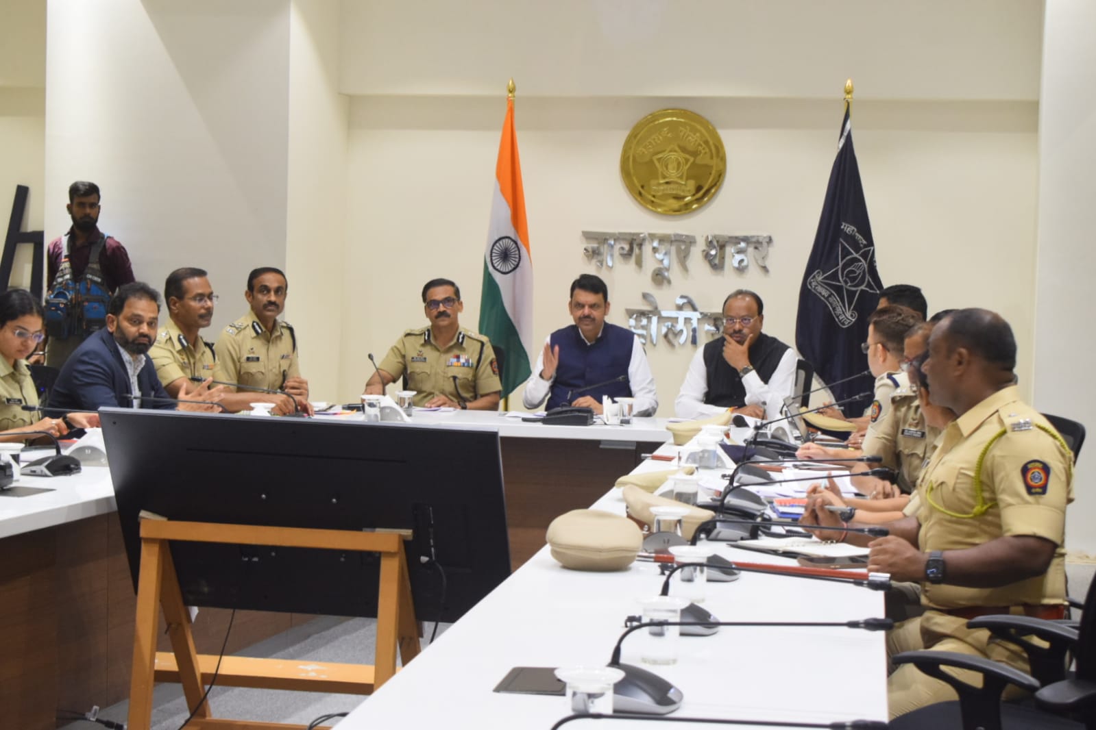 नागपूर शहरातील कायदा व सुव्यवस्थेसंदर्भात मुख्यमंत्री देवेंद्र फडणवीस यांनी आढावा घेतला १