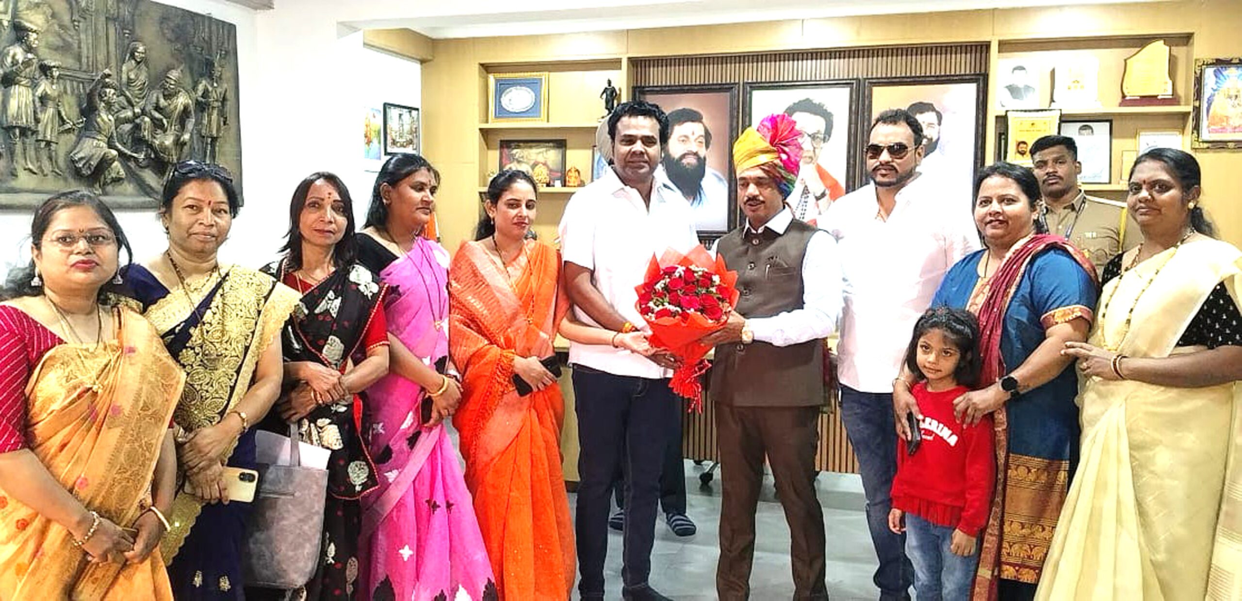 सेवाभावी पवार दम्पत्ति ने नाना भानगिरे के जन्मदिन पर किया निःशुल्क देवदर्शन यात्रा का आयोजन 1 Nana Bhangire Satkar