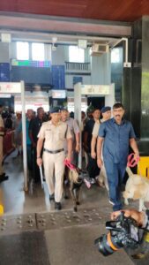 IMG-20250507-WA0291-169x300 पुणे रेलवे स्टेशन और पुणे डीजल लोको शेड में मॉक ड्रिल का आयोजन