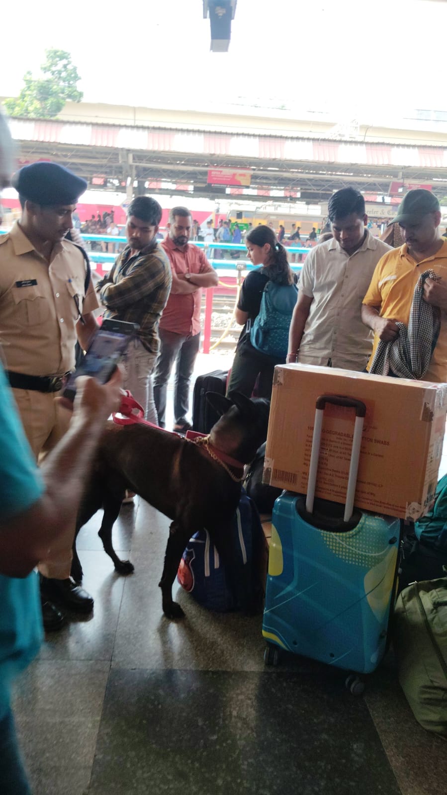 पुणे रेलवे स्टेशन और पुणे डीजल लोको शेड में मॉक ड्रिल का आयोजन 1 IMG-20250507-WA0293