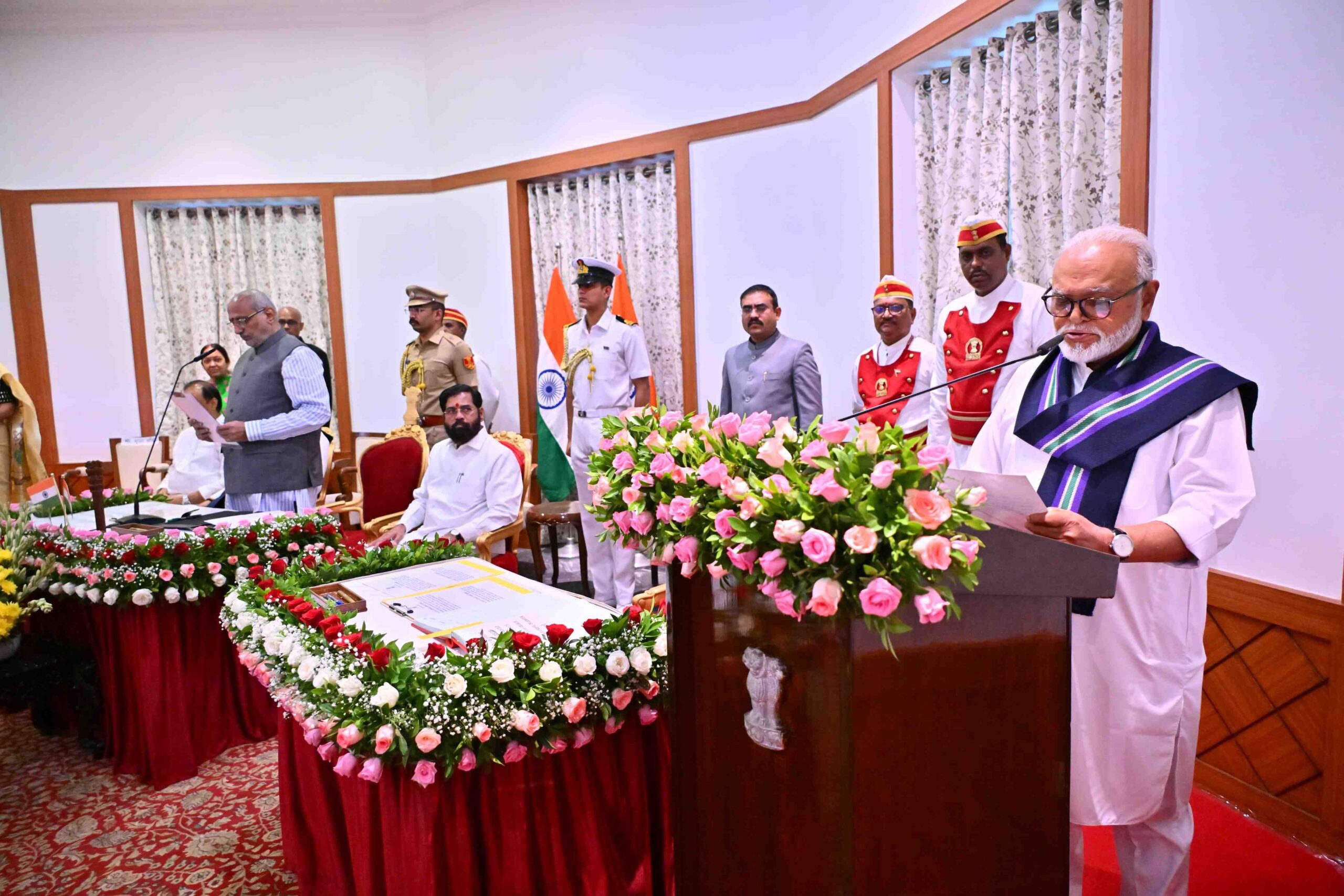 _राज्यपालांकडून छगन भुजबळ यांना मंत्री पदाची शपथ (2)